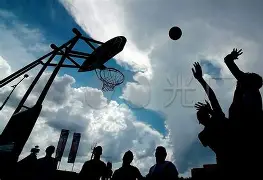 九游体育官方网站-篮球夜战：北城灰熊队读秒扳平皖南貔貅队，主帅临场妙招逆风翻盘的范本
